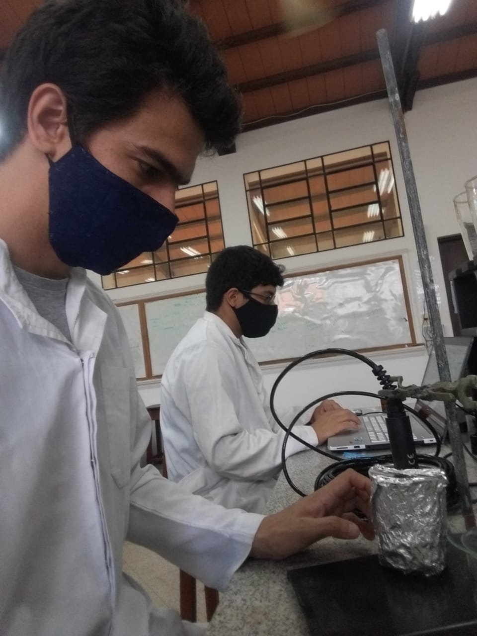 Medición de turbidez en muestras de agua. Laboratorio de Química de la FIUNA.jpg